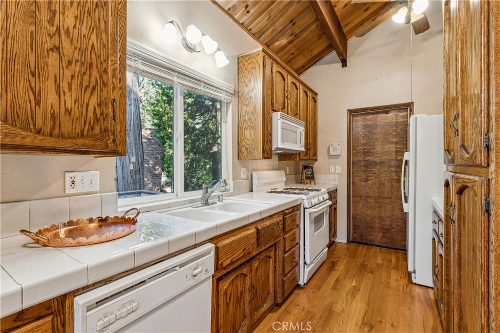 296 Massive Road Lake Arrowhead, CA 92352 - Photo 11 of 45