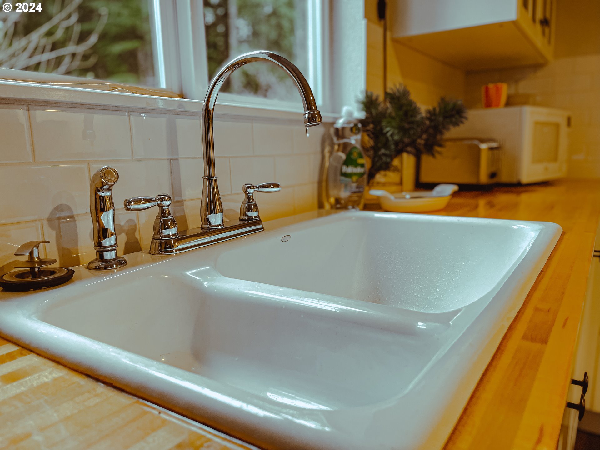 9010 Southeast Bull Run Road Corbett, OR 97019 - Photo 8 of 21 a bathroom with a tub