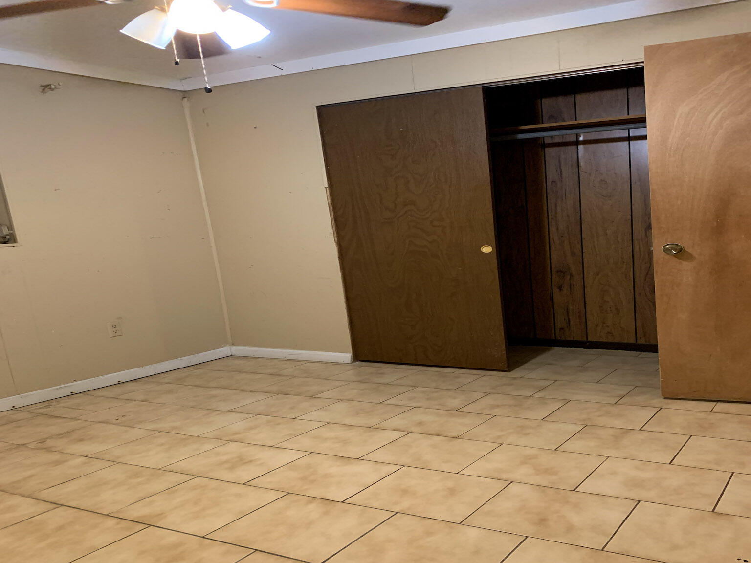 17 6th Avenue Stock Island, FL 33040 - Photo 15 of 28 an empty room with a chandelier fan and closet
