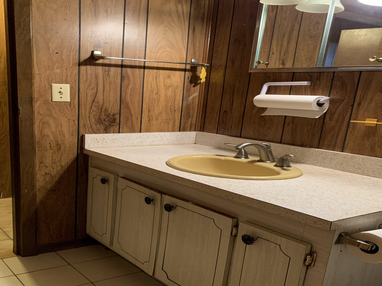 17 6th Avenue Stock Island, FL 33040 - Photo 16 of 28 a bathroom with a sink and a mirror