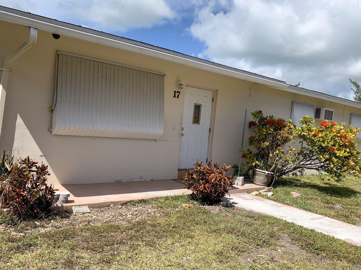 17 6th Avenue Stock Island, FL 33040 - Photo 2 of 28 a view of a garage