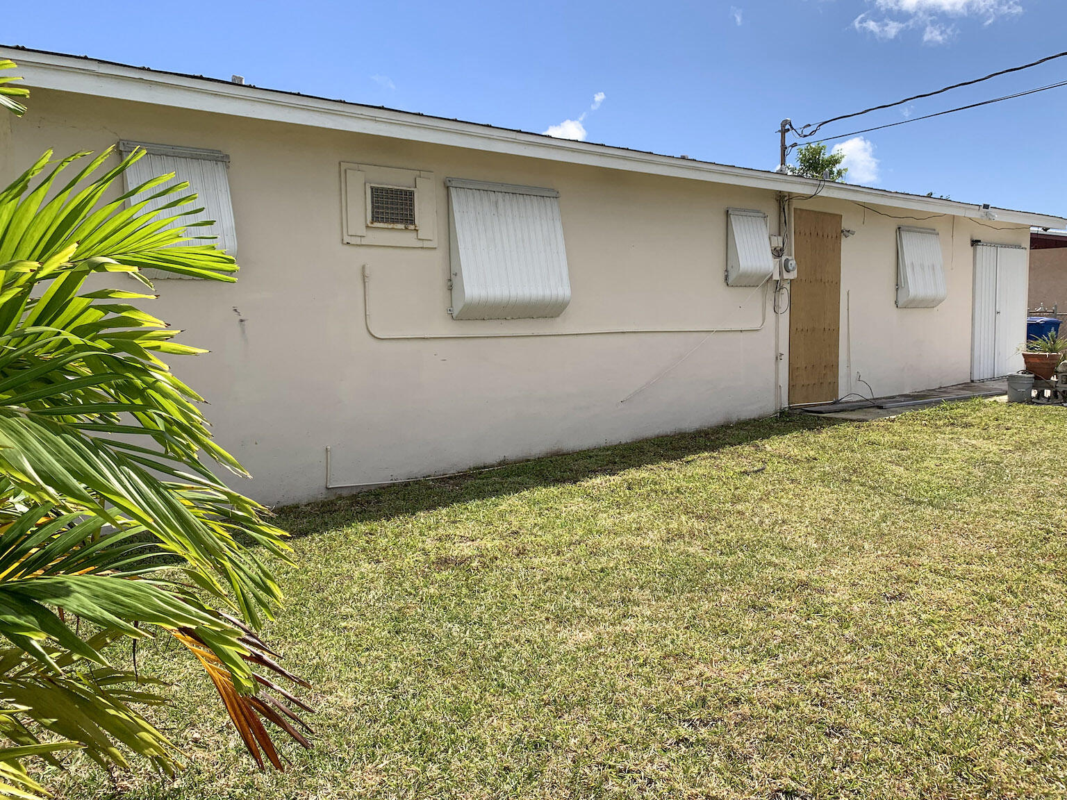 17 6th Avenue Stock Island, FL 33040 - Photo 5 of 28 a backyard of a house