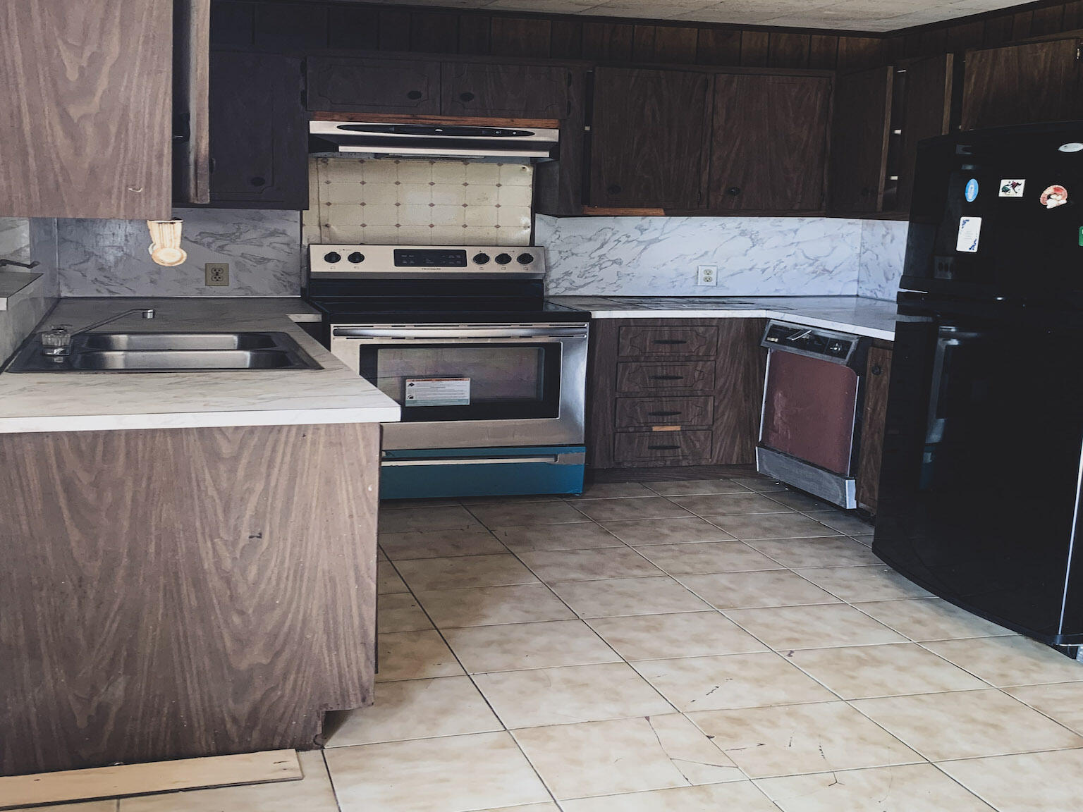 17 6th Avenue Stock Island, FL 33040 - Photo 7 of 28 a kitchen with a stove and a cabinets