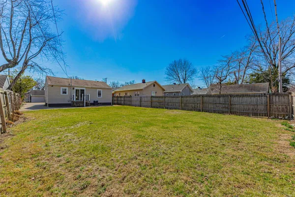 $1,295 | 2216 East Walnut Street, Evansville, IN 47714