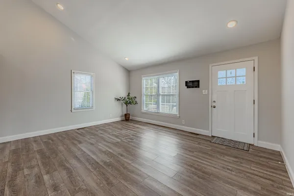 $1,295 | 2216 East Walnut Street, Evansville, IN 47714