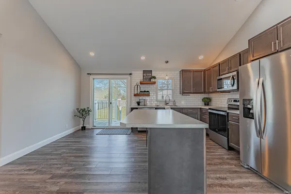 $1,295 | 2216 East Walnut Street, Evansville, IN 47714