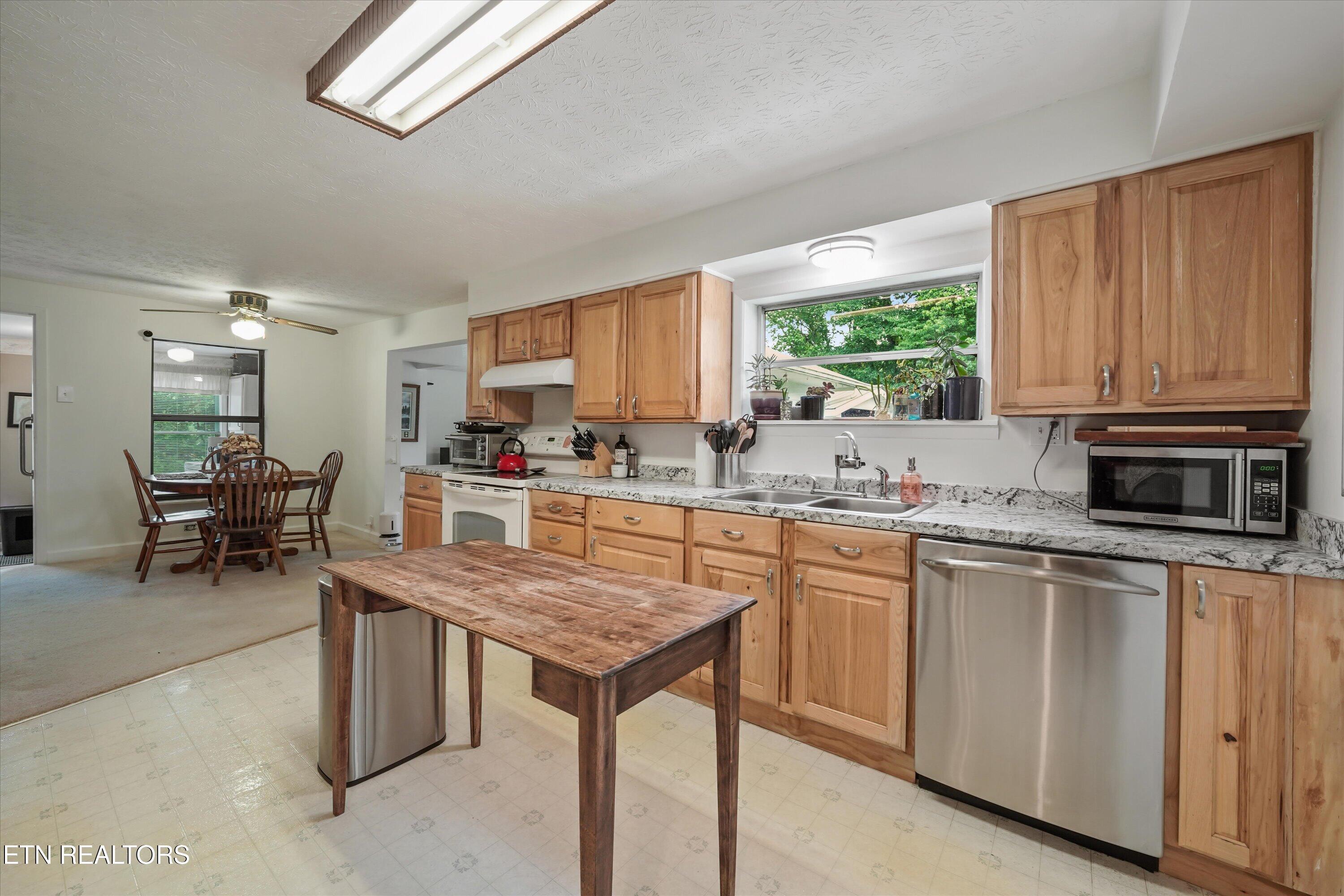 127 Mountain Road Oliver Springs, TN 37840 - Photo 5 of 36 Kitchen