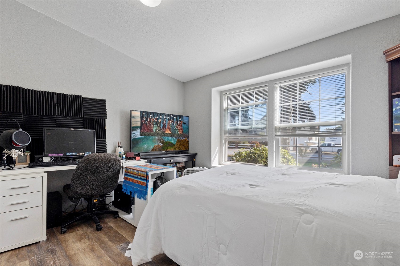 13846 Avon Allen Road Mount Vernon, WA 98273 - Photo 27 of 36 a bedroom with a workspace