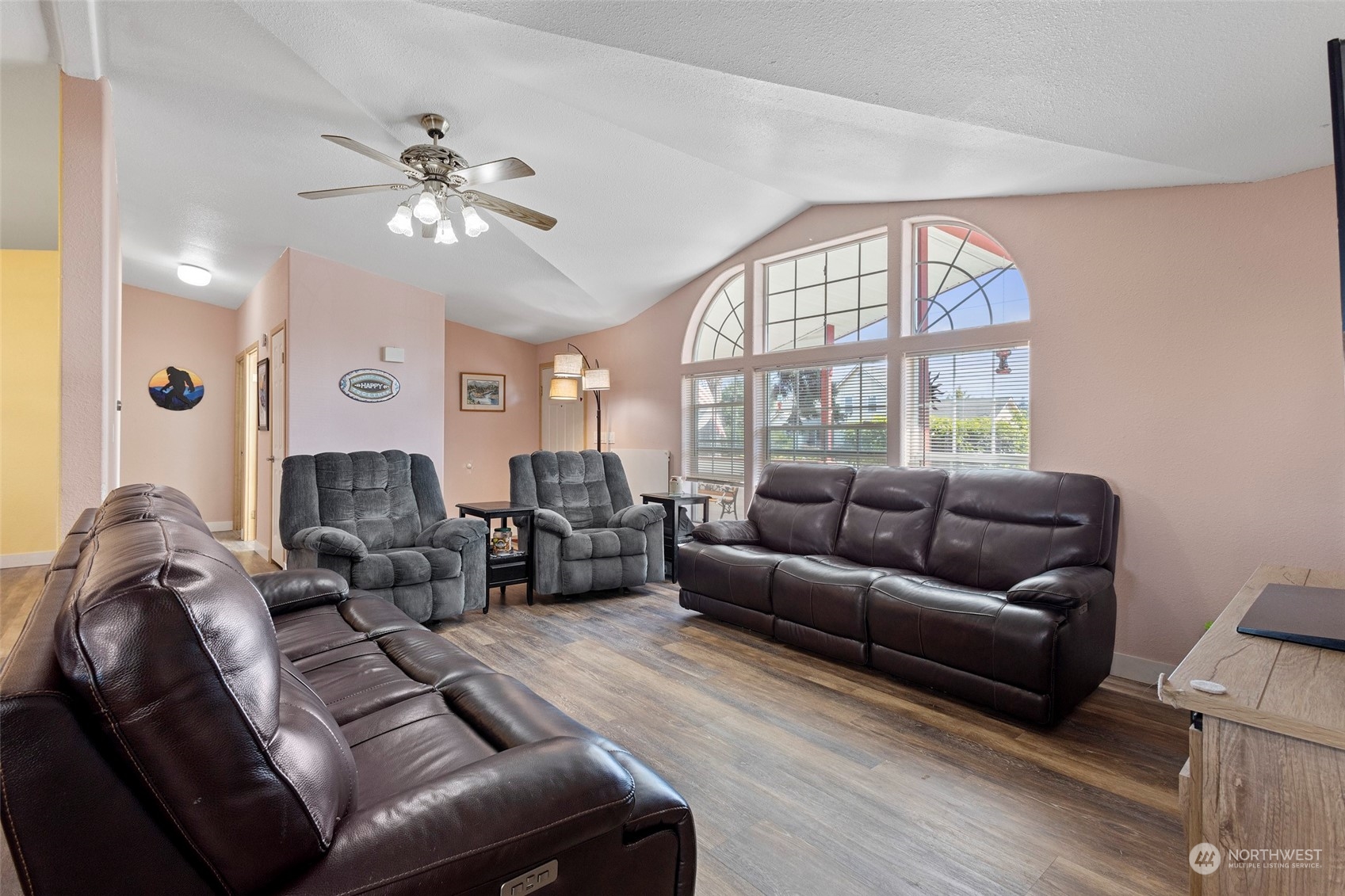 13846 Avon Allen Road Mount Vernon, WA 98273 - Photo 7 of 36 a living room with furniture