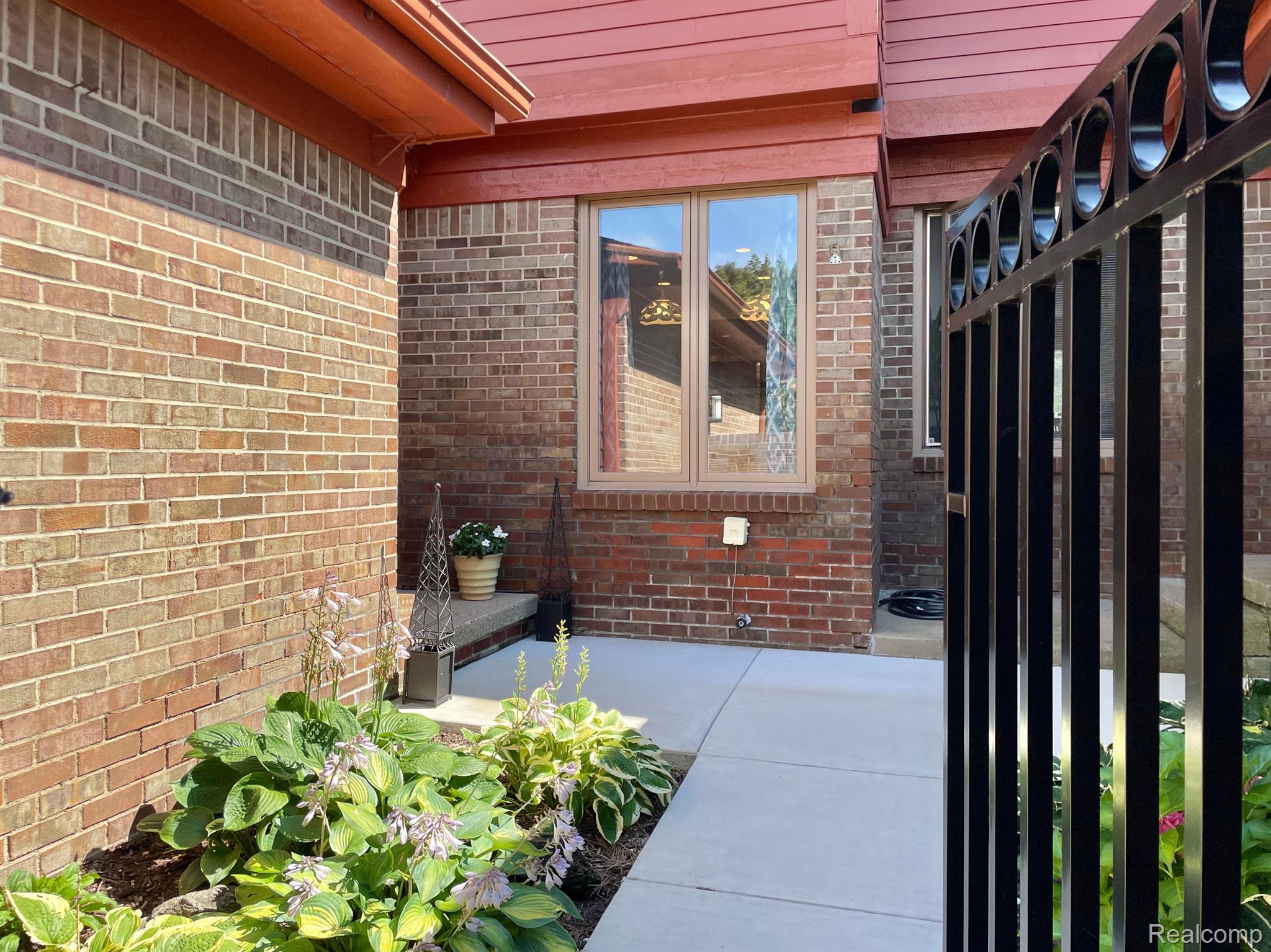 876 GreenView Court Rochester, MI 48307 - Photo 2 of 40 Gated courtyard entry