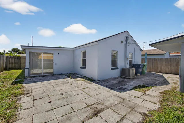 a view of backyard of the house