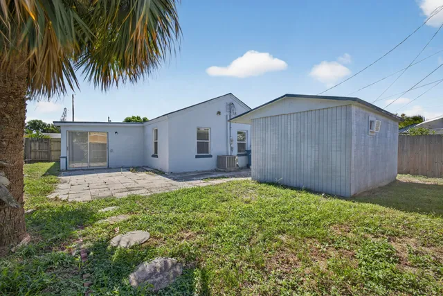 an aerial view of a house with outdoor space and lake view