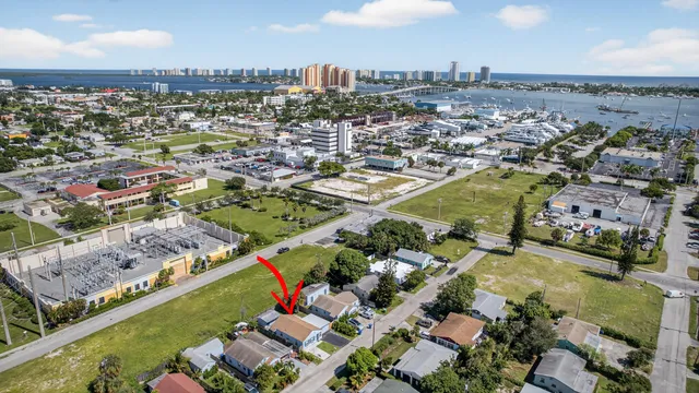 a picture of a wall with a white wall