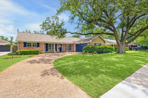 $599,000 | 7811 Skyline Drive, Houston, TX 77063