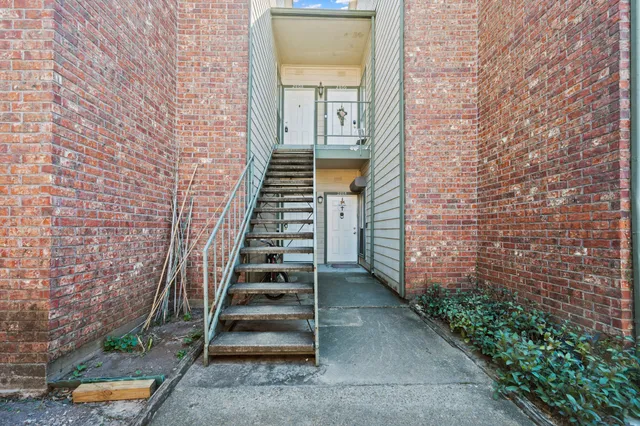 a view of entryway with a front door