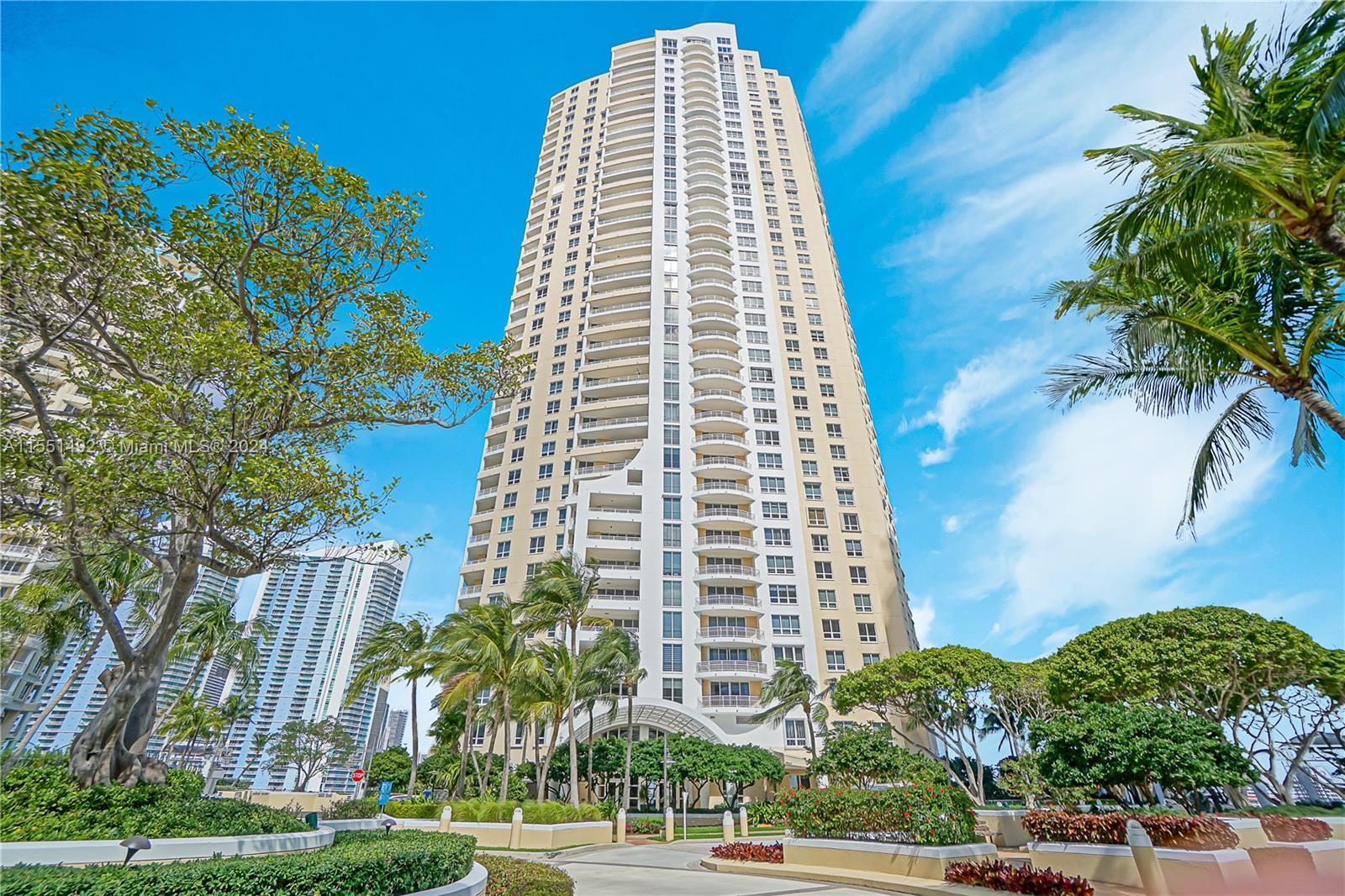 848 Brickell Key Drive, Unit 2003 Miami, FL 33131 - Photo 6 of 35 front view of a large building