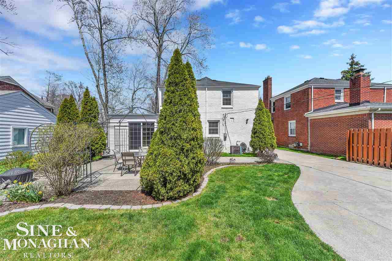 1713 Broadstone Road Grosse Pointe Woods, MI 48236 - Photo 9 of 41