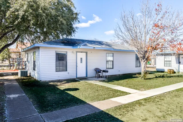 a view of a yard with a house