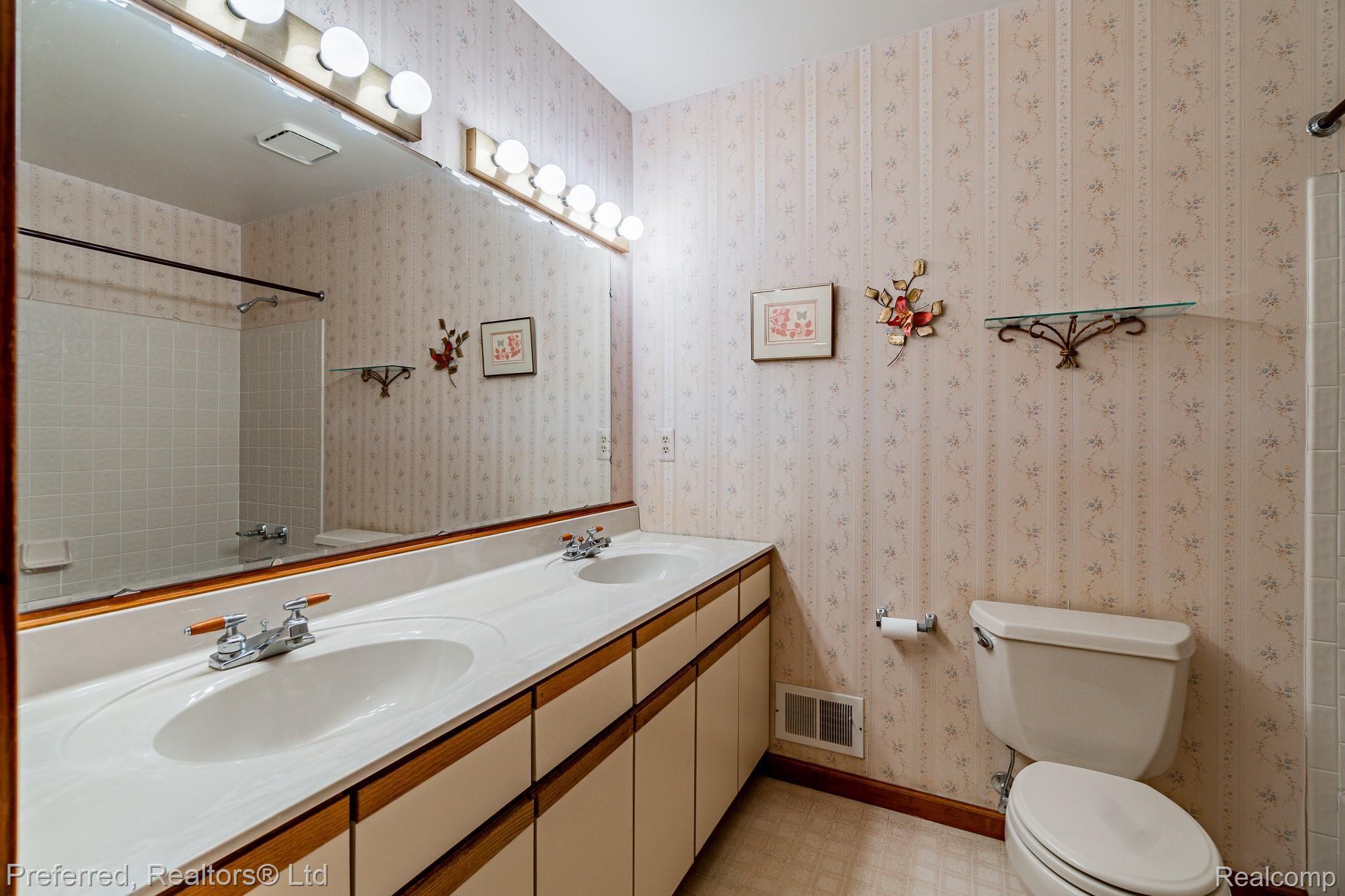 2399 Lassiter Drive Rochester, MI 48309 - Photo 21 of 40 Lassiter-29.jpg
