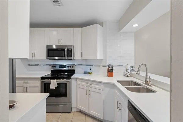 $2,000 | 14733 Norwood Oaks Drive, Unit 201, Tampa, FL 33613