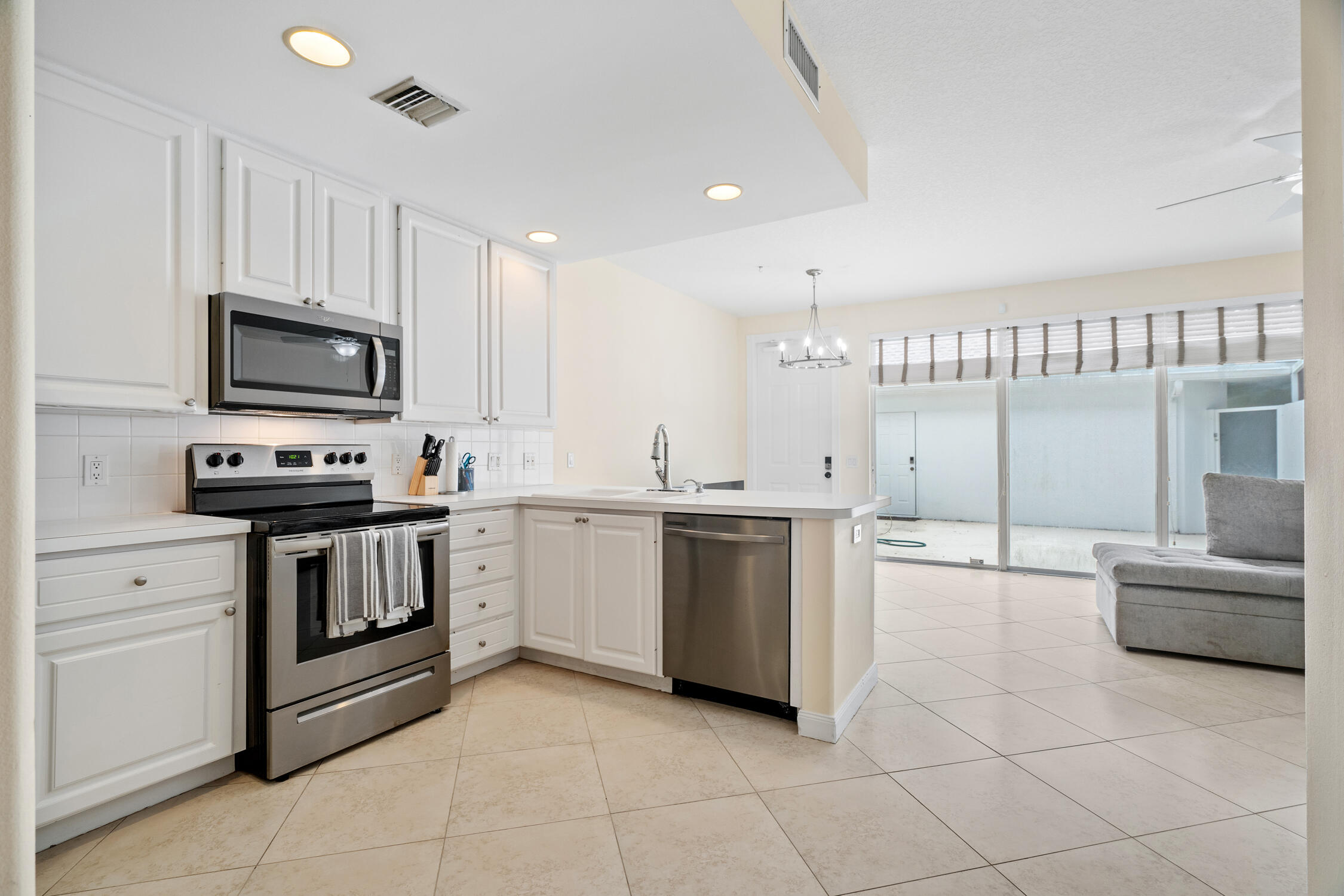 176 Freeport Drive Jupiter, FL 33458 - Photo 7 of 29 DSC00671