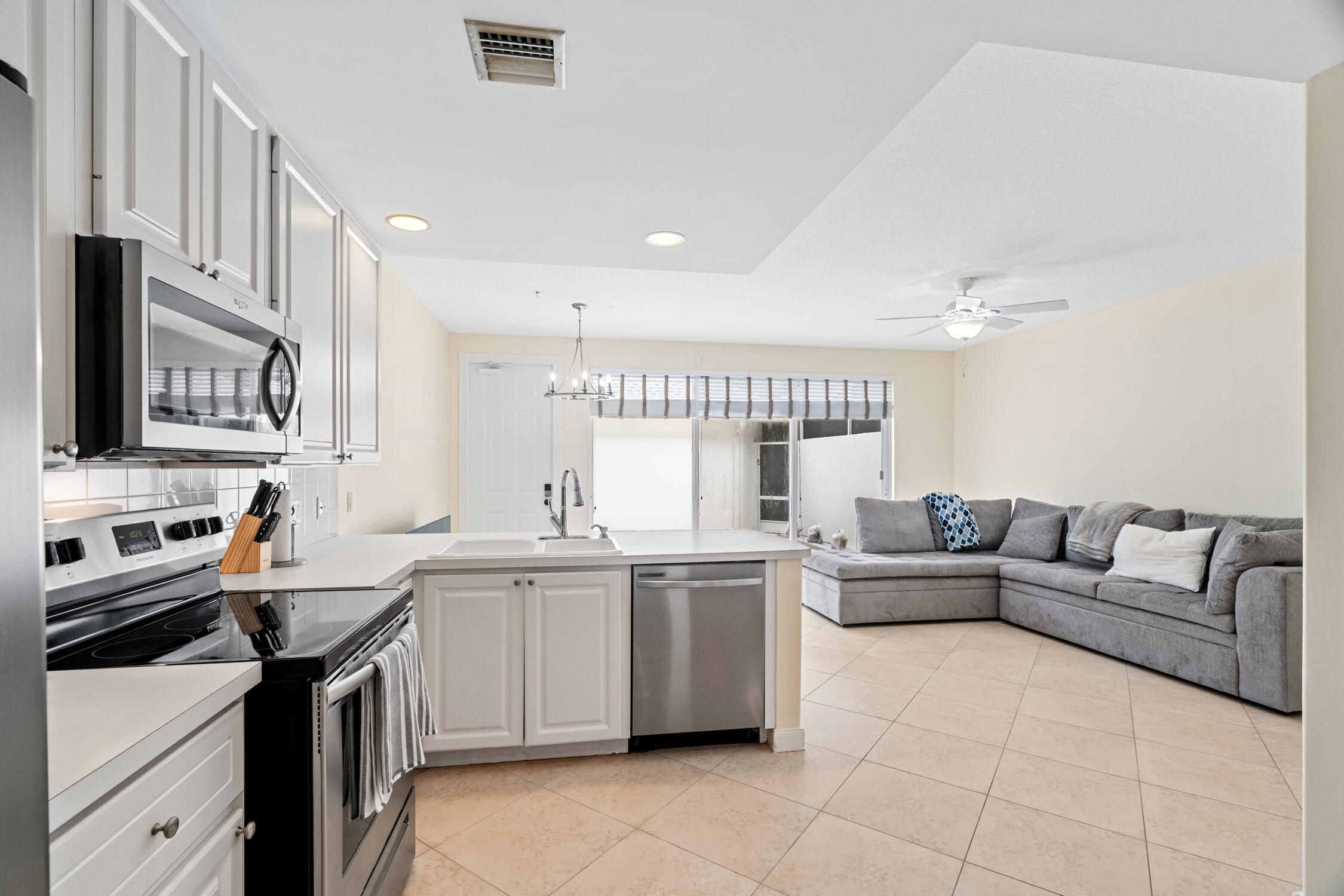 176 Freeport Drive Jupiter, FL 33458 - Photo 9 of 29 DSC00689