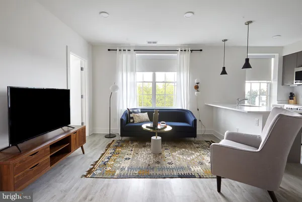 $2,100 | 816 Potomac Avenue Southeast, Unit 401, Washington, DC 20003