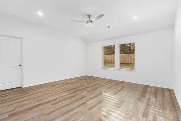 $2,400 | 507 Cicero Lane, Pinehurst, TX 77362