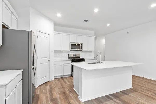 $2,400 | 507 Cicero Lane, Pinehurst, TX 77362