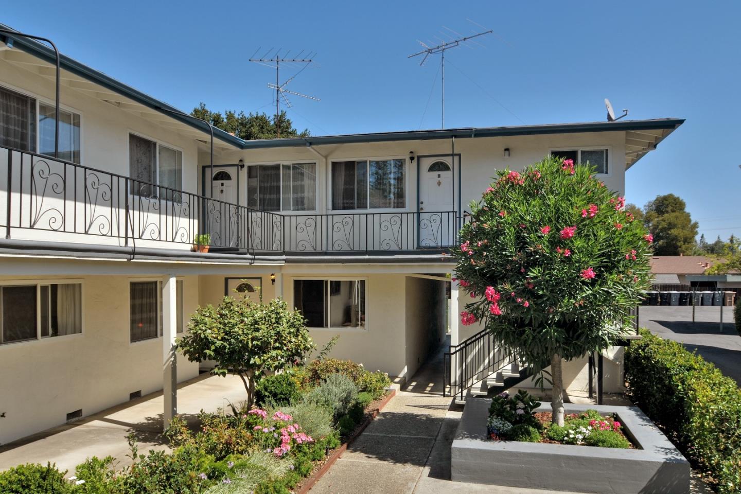 184 Centre Street Mountain View, CA 94041 - Photo 3 of 48