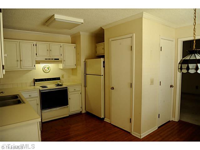 3166 Windchase Court High Point, NC 27265 - Photo 6 of 13 Kitchen.