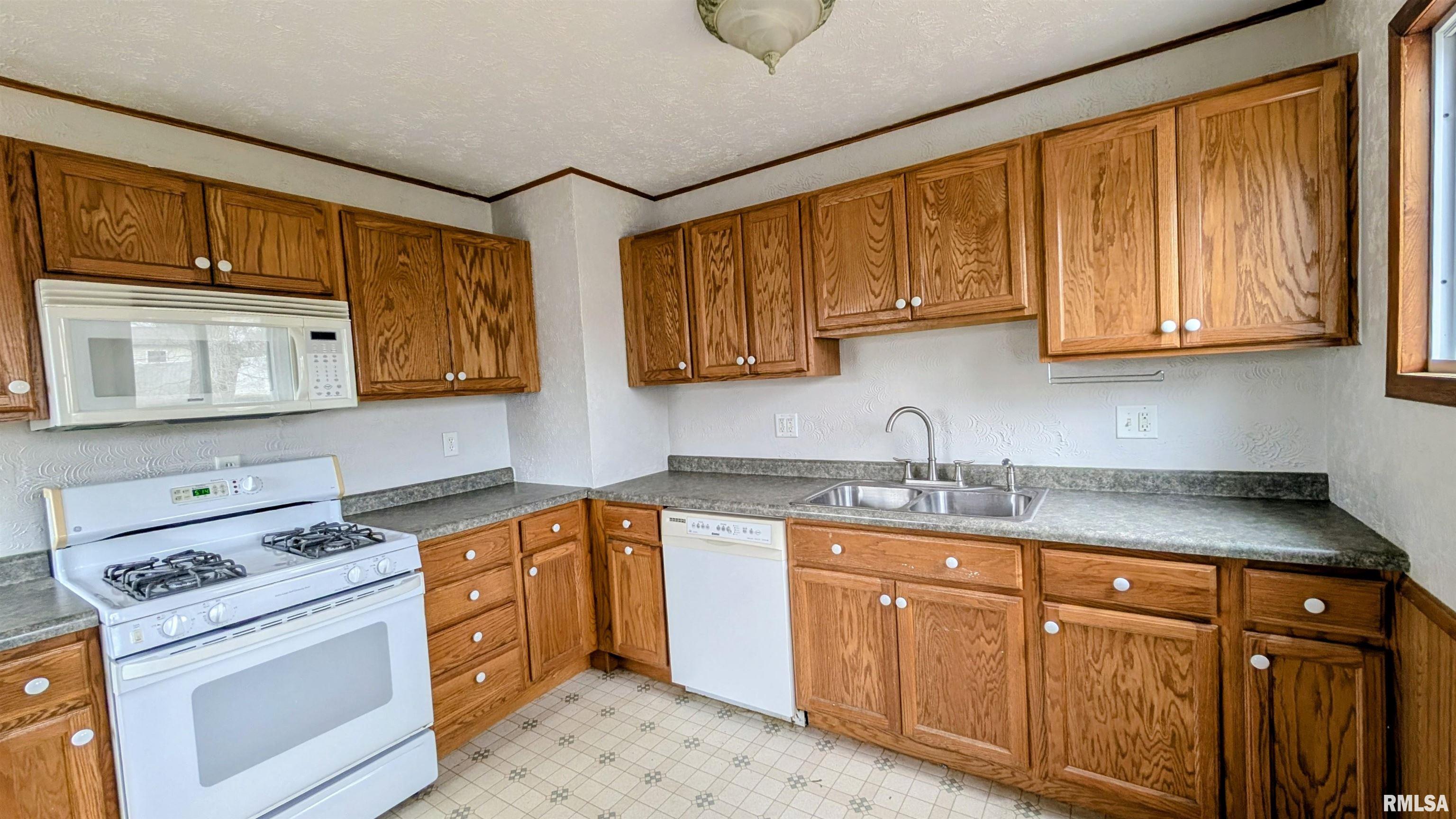 915 Lincoln Road Marquette Heights, IL 61554 - Photo 4 of 23