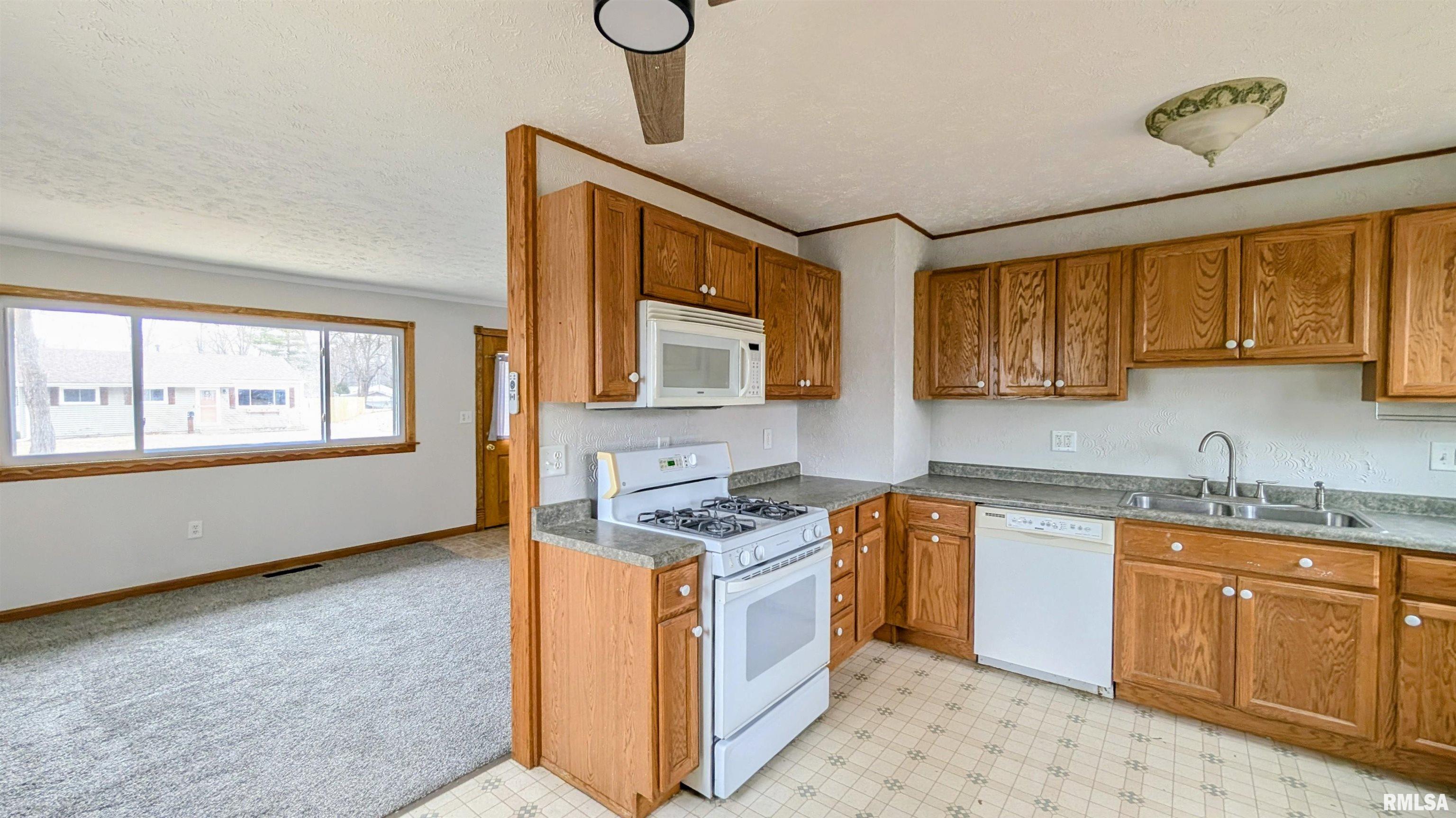 915 Lincoln Road Marquette Heights, IL 61554 - Photo 5 of 23