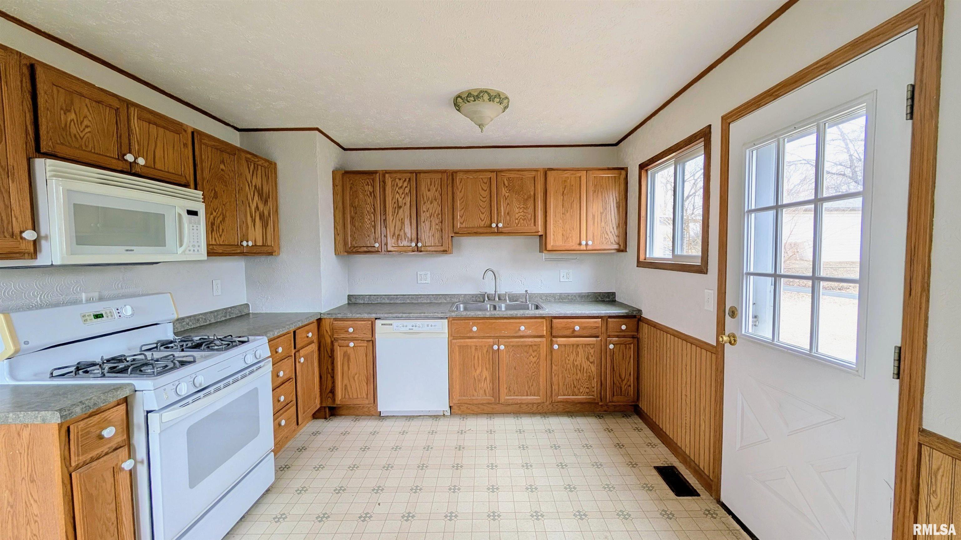 915 Lincoln Road Marquette Heights, IL 61554 - Photo 6 of 23