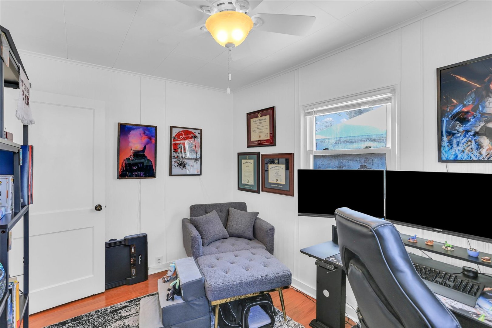 913 West Union Street Champaign, IL 61821 - Photo 20 of 32 a living room with furniture and a flat screen tv