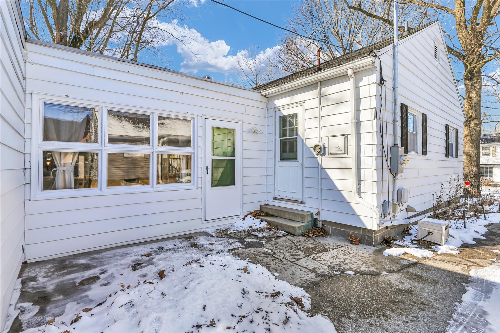 913 West Union Street Champaign, IL 61821 - Photo 27 of 32 a view of a house with a window