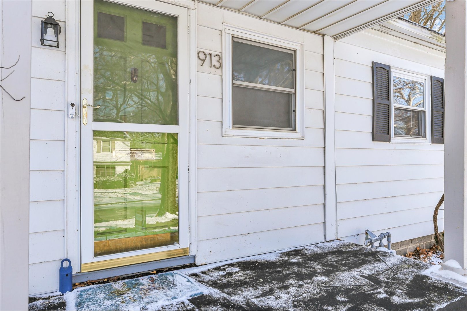 913 West Union Street Champaign, IL 61821 - Photo 3 of 32 a front view of a house with a yard