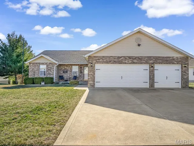 $399,000 | 425 Mockingbird Lane, Waterloo, IL 62298
