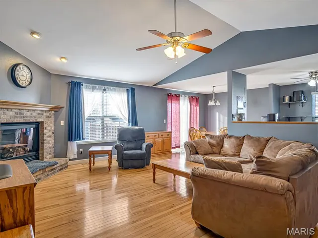 $399,000 | 425 Mockingbird Lane, Waterloo, IL 62298