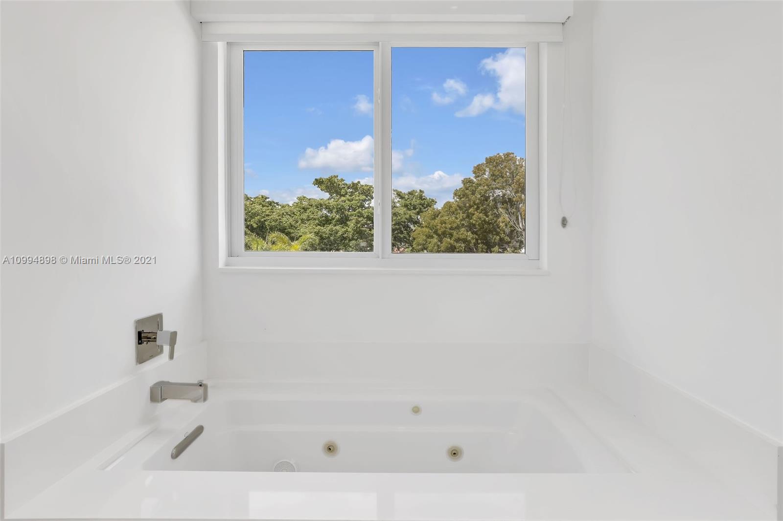 12565 Palm Road North Miami, FL 33181 - Photo 44 of 75 a bathroom with a bathtub