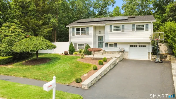 $775,000 | 8 Country Club Road, Norwalk, CT 06851