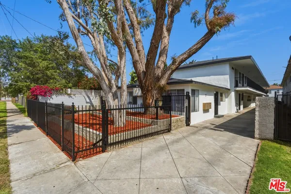 a view of a house with entertaining space