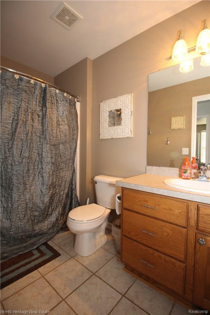 6345 Morrish Road Swartz Creek, MI 48473 - Photo 13 of 29 Second level full bathroom