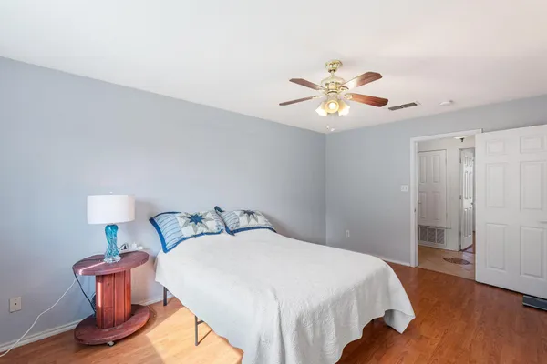 a en suite bathroom with a double vanity sink and mirror