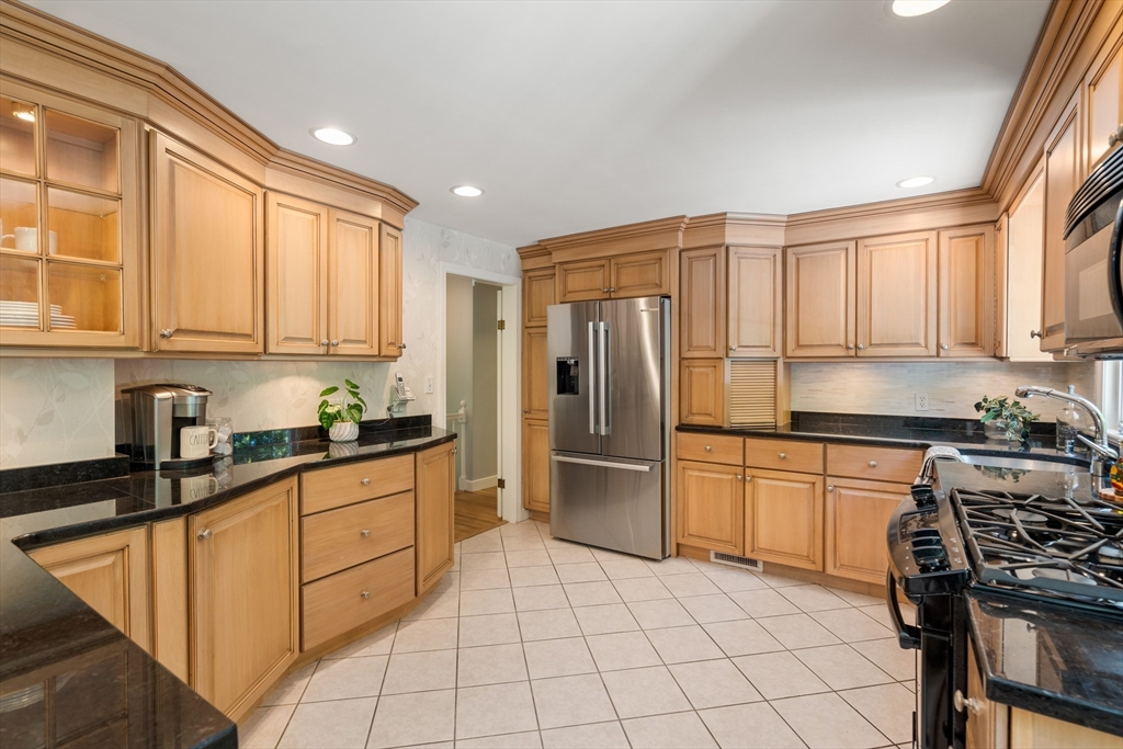17 Keith Road Wayland, MA 01778 - Photo 12 of 35 Gallery Image 12