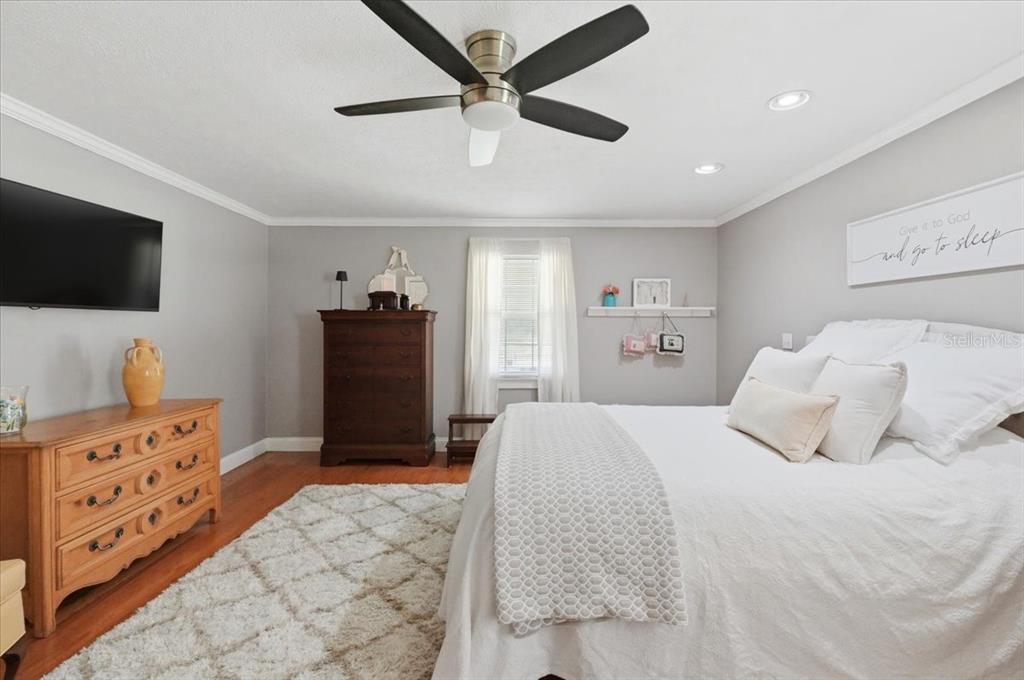 2910 Fritzke Road Dover, FL 33527 - Photo 56 of 100 a bedroom with a bed and a flat screen tv