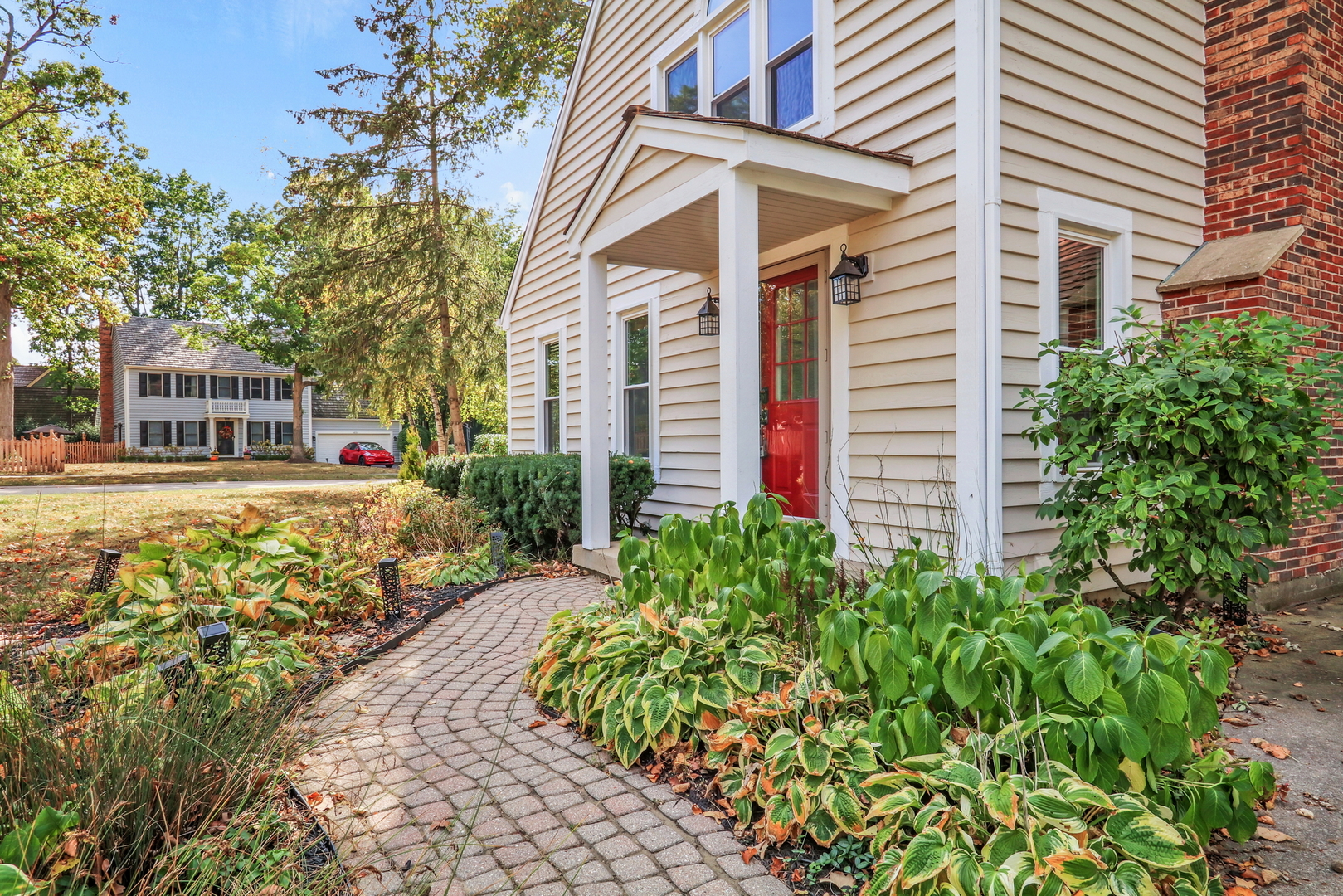 334 Concord Square Gurnee, IL 60031 - Photo 2 of 43 a front view of a house with garden
