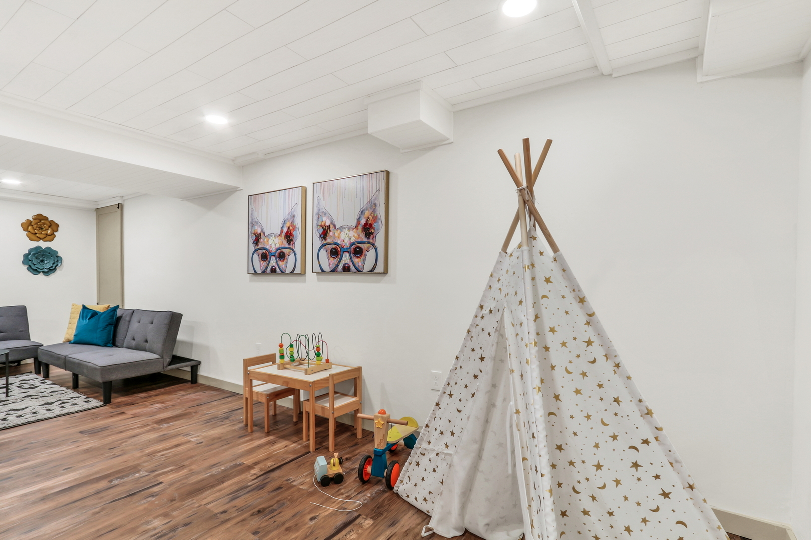 334 Concord Square Gurnee, IL 60031 - Photo 27 of 43 a living room with furniture and a wooden floor