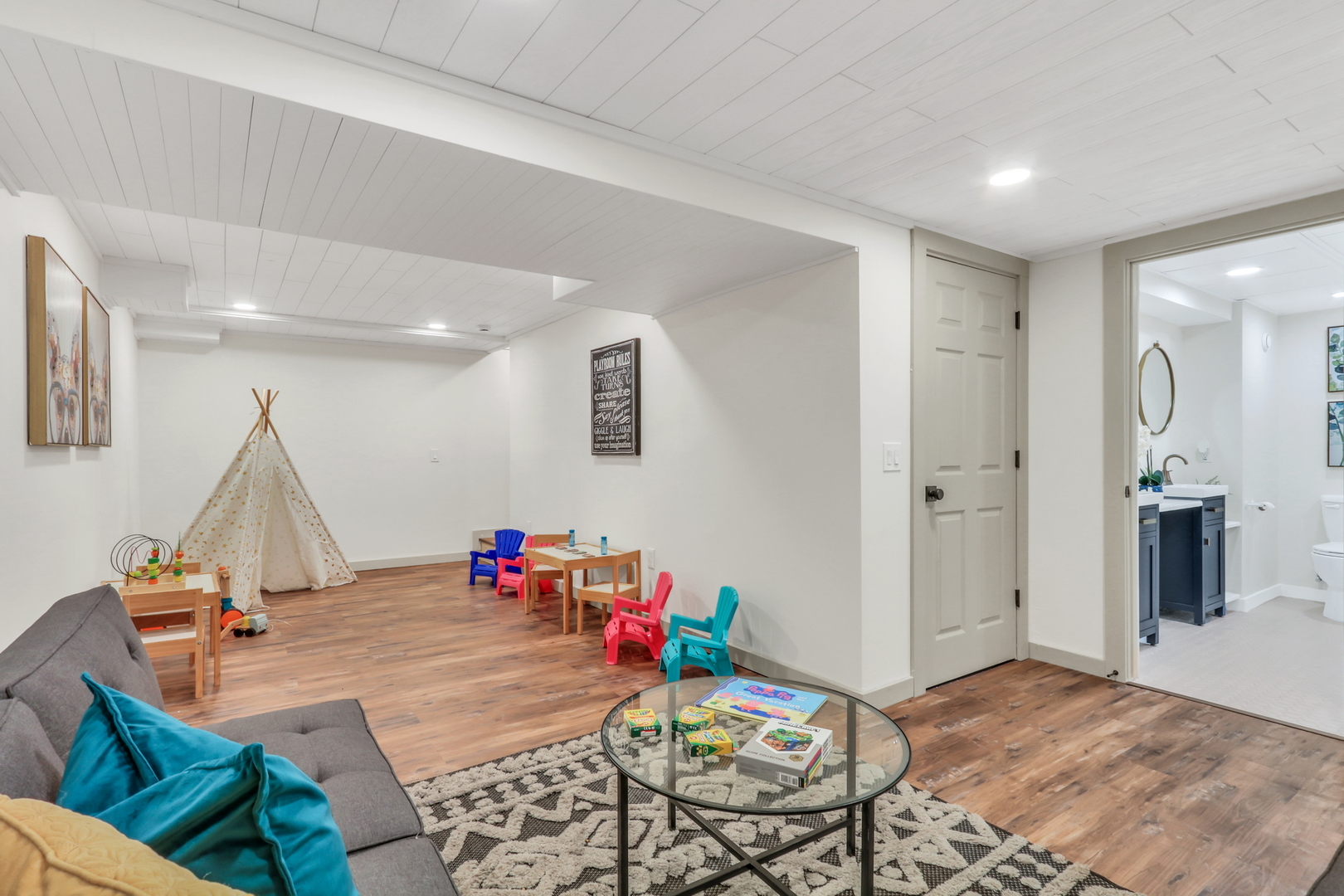 334 Concord Square Gurnee, IL 60031 - Photo 30 of 43 a room with furniture and a wooden floor