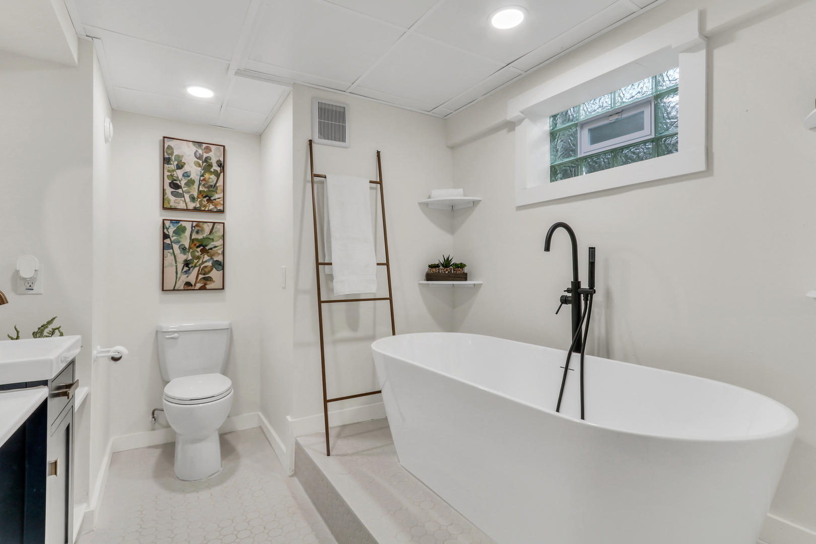 334 Concord Square Gurnee, IL 60031 - Photo 32 of 43 a white bath tub sitting next to a white toilet